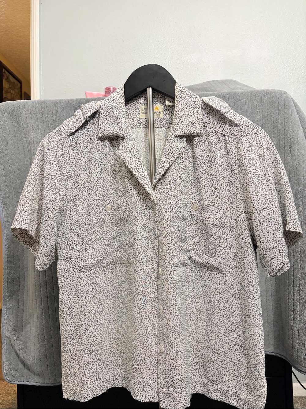 Liz Claiborne Light Gray Short-Sleeve Button Down Shirt with Micro Dot Pattern